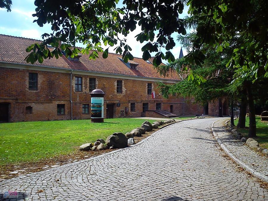 Wewnętrzny dziedziniec sztumskiego zamku- przez okna widać,że wiele pomieszczeń czeka na zagospodarowanie