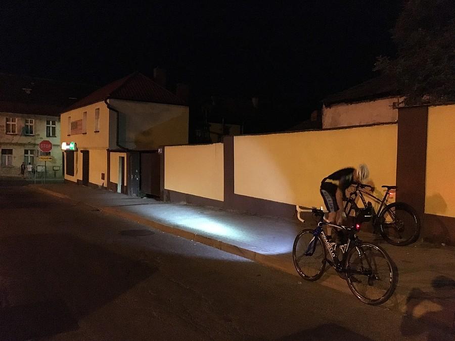 Robert zakłada dodatkowe oświetlenie