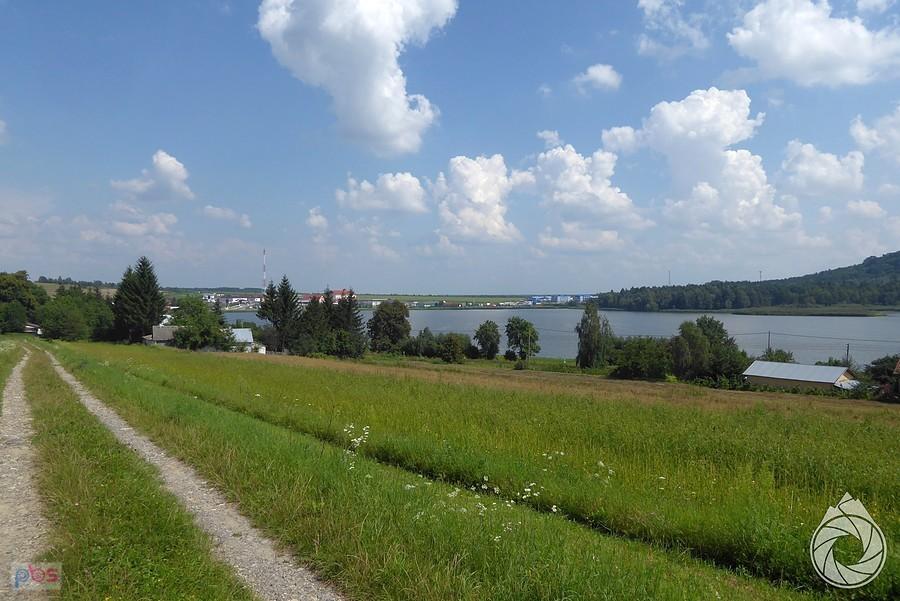 stawy przy Hrebennem, w tle terminal przejścia granicznego
