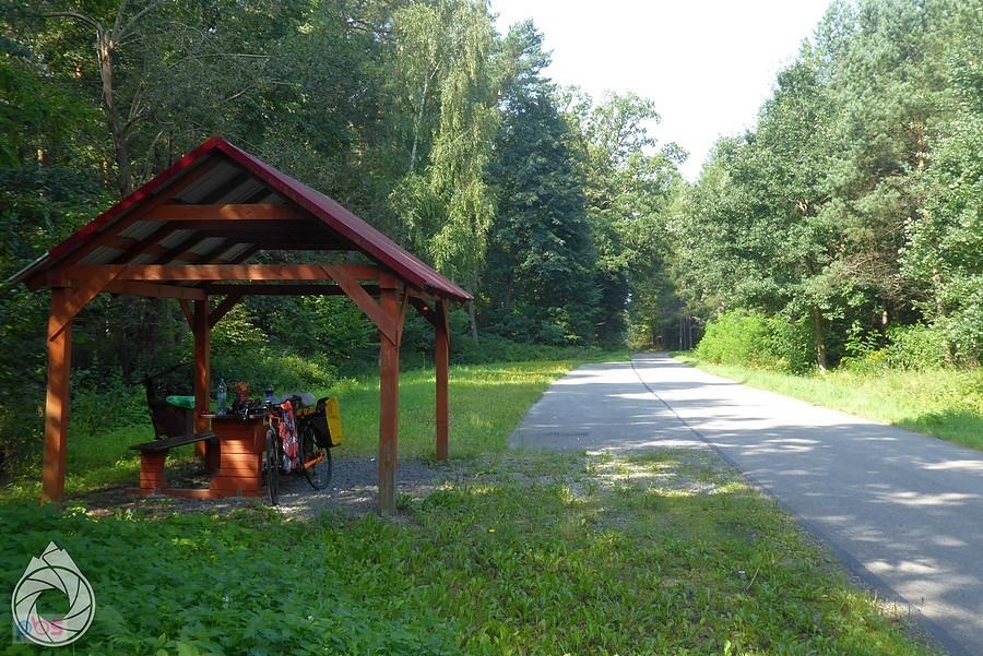 kulturalne śniadanie pod wiatą