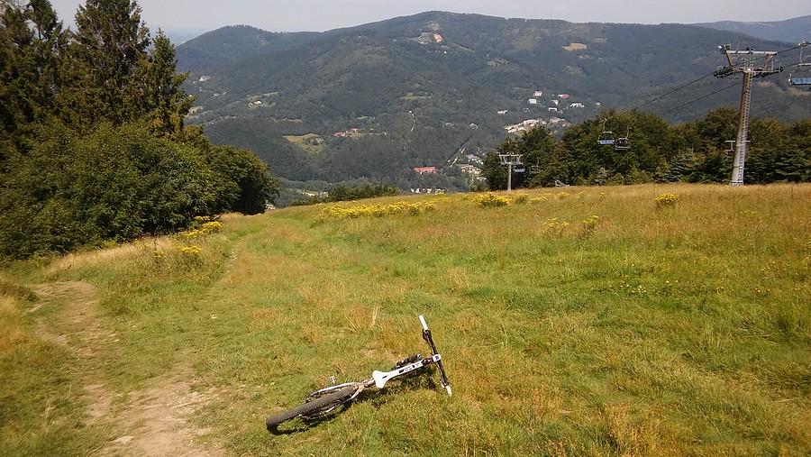 Przyzwyczajeni to paskudnych kamienistych szlaków nie omieszkaliśmy zjechać po stoku narciarskim :)