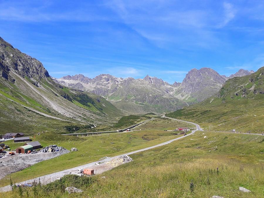 Widok z drugiej strony zapory na Silvretta-Stausee.