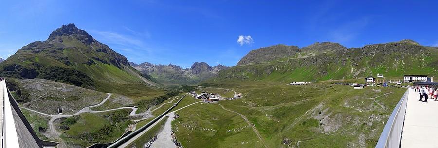 Panorama w kierunku Vermuntstausee z zapory na Silvretta-Stausee.