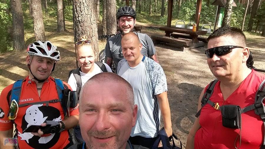 Nasza wesoła ekipa od lewej Goździk, Lena, Waldek, Grzegorz i za nim Mateusz, Andrzej