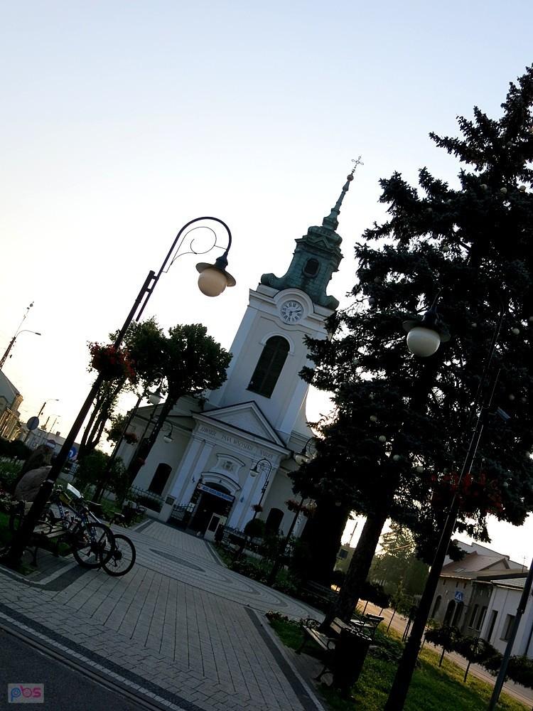Przed kościołem - Wolbórz