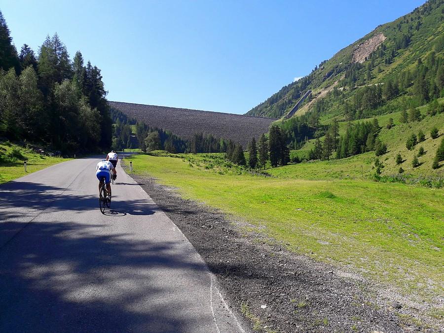 Zbliżam się do Gepatsch-Stausee. Widok na zaporę.