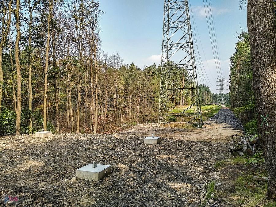 Jeżeli dobrze pamiętam to tędy prowadzi jeden ze szlaków pieszych...
