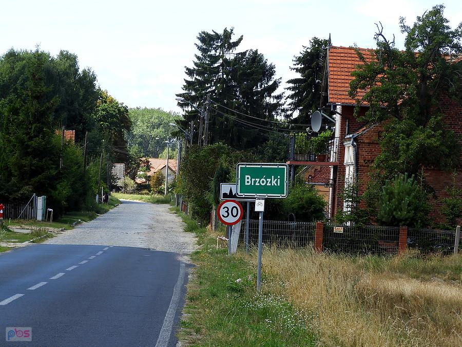 Przede mną Brzózki z nawierzchnią z kostek.