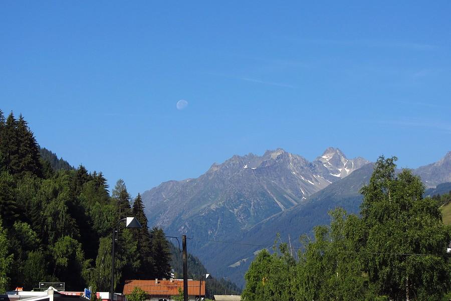 Księżyc nad górami
