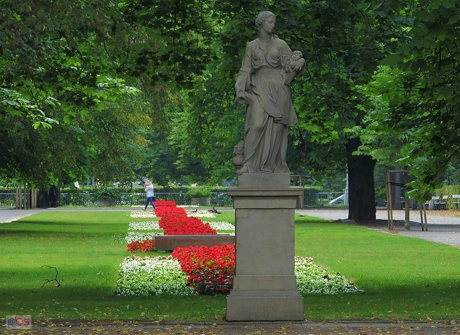 Rzeźba z trąbą i książką