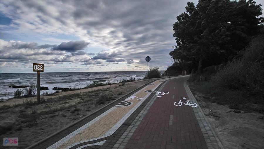 Droga rowerowa prowadząca do Ustronia Morskiego