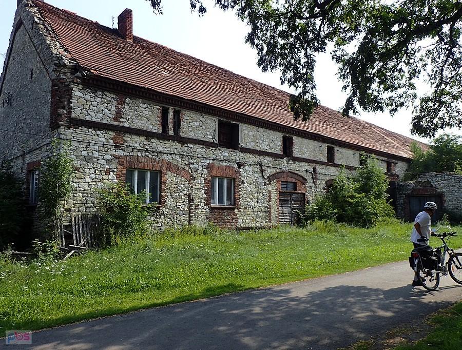 Mury zabydowań gospodarczych w Radunii