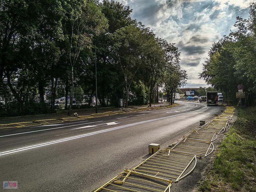 Barierki jeszcze leżą