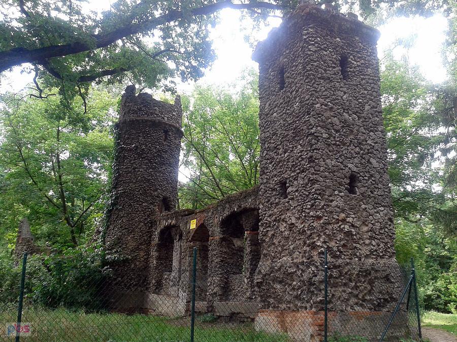 Romantyczna zabudowa, pierwsze skojarzenie - Arkadia. Park przy pałacu