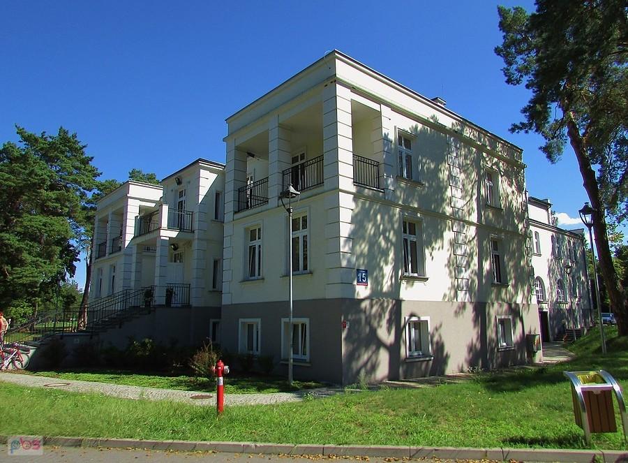 Hugonówka z tarasami wychodzącymi na Jeziorkę