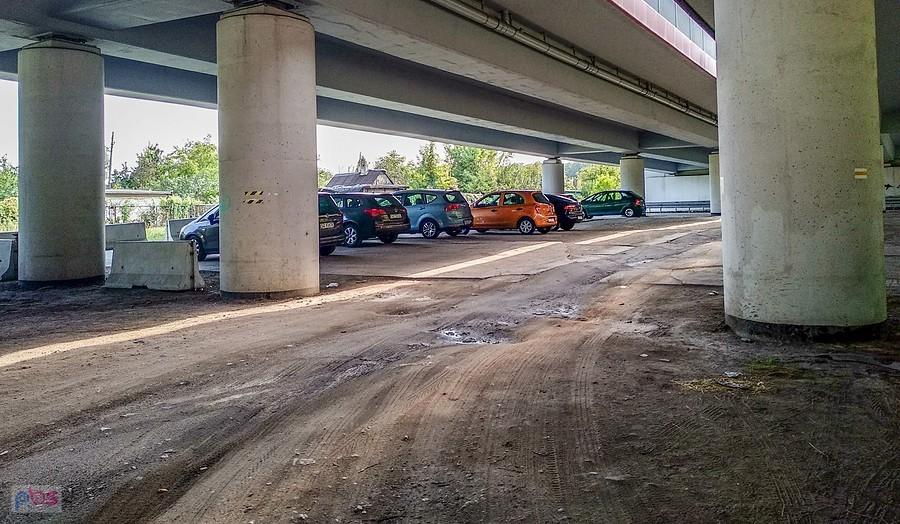 Parking pod DTŚką w lasku Makoszowskim