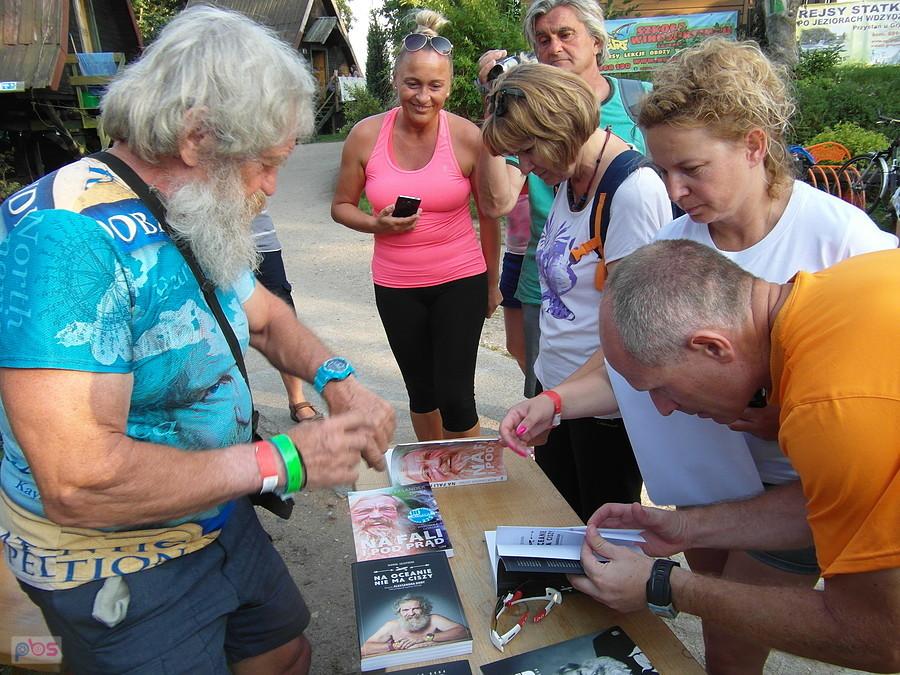 Olek podpisuje swoje książki - Stanica Wodna PTTK