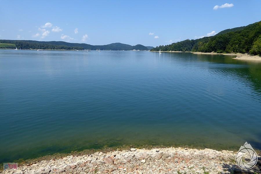 w końcu nad wodą, na beznadziejnej 'ceglastej' plaży