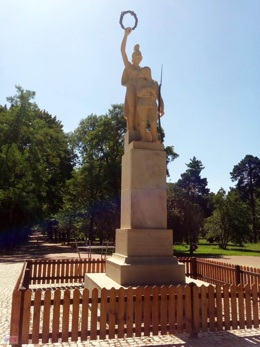Pomnik w parku, jutro przypomnę sobie, komu poświęcony