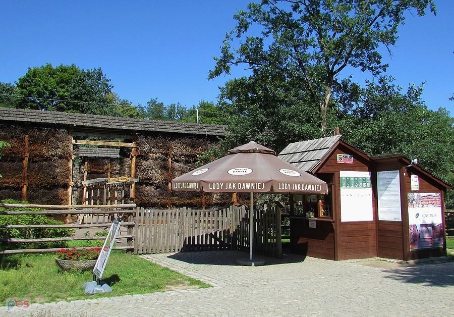 Wejście do tężni konstancińskiej