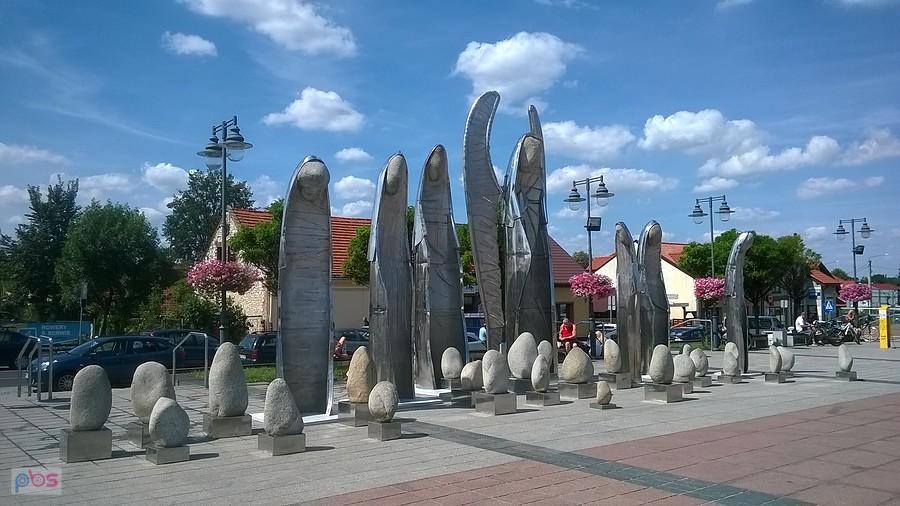 Nowe rzeźby na rynku w Olsztynie. Może anioły a może zakonnice.