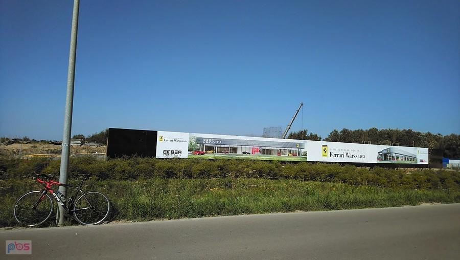Powstaje salon Ferrari przy Wirażowej obok lotniska