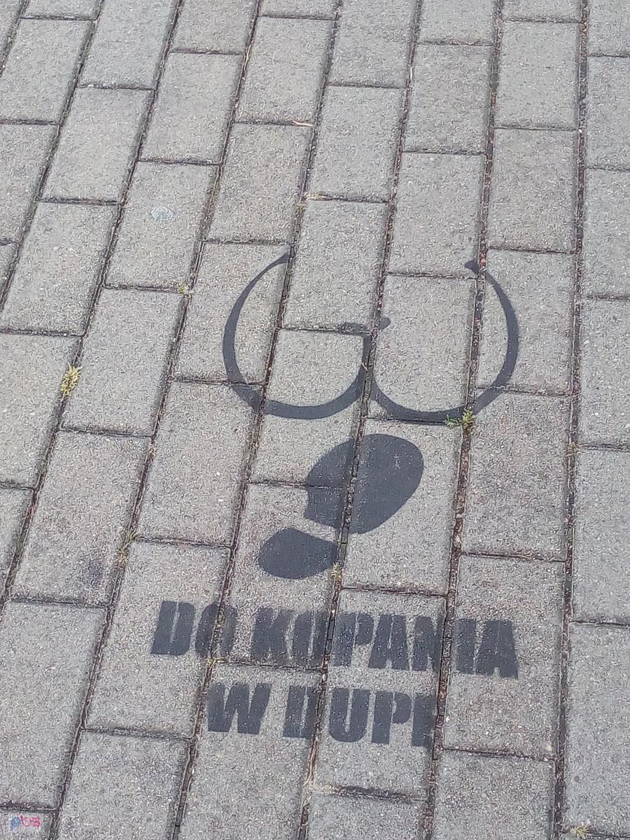 Na ddr przy lotnisku w Jastarni są takie "pieczątki", dość duże i dobrze widoczne. Bez sprecyzowania, kto kogo..:(