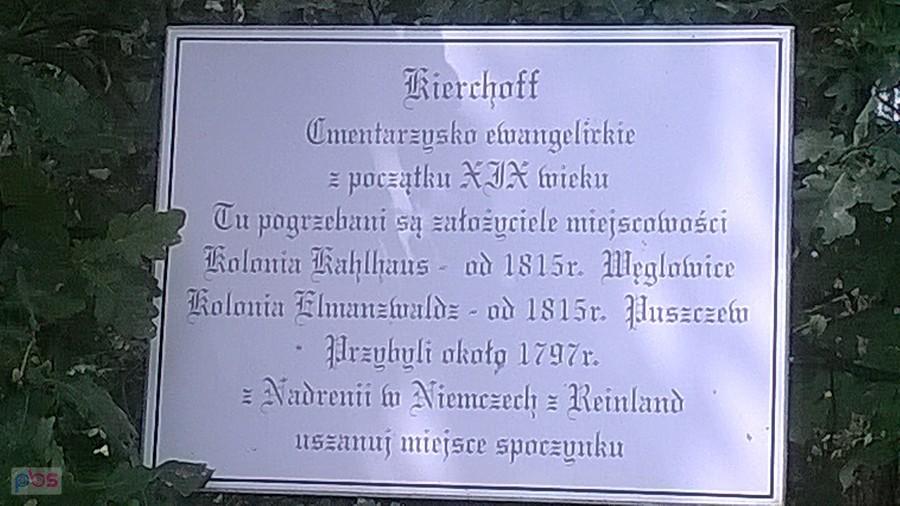 Tablica przed starym cmentarzem, który jest teraz zwykłą kępą drzew