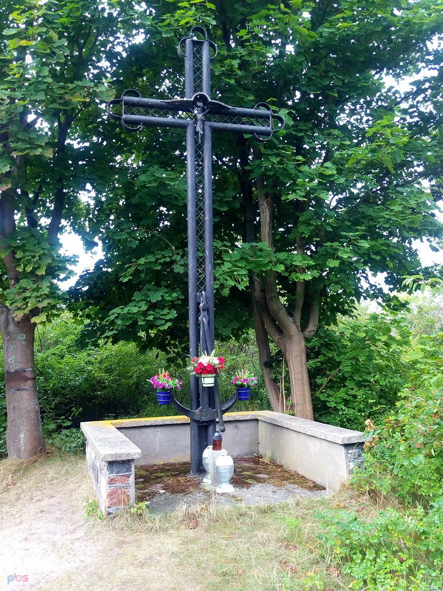 Pamiątkowy krzyż przy uroczysku Kaza