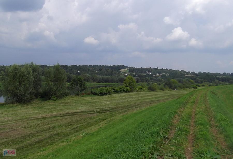 W oddali słychać burzę. Przeprawiam się na drugi brzeg Wisły i wracam do domu