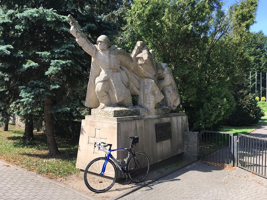 Pomnik z 1965 r przy wejściu