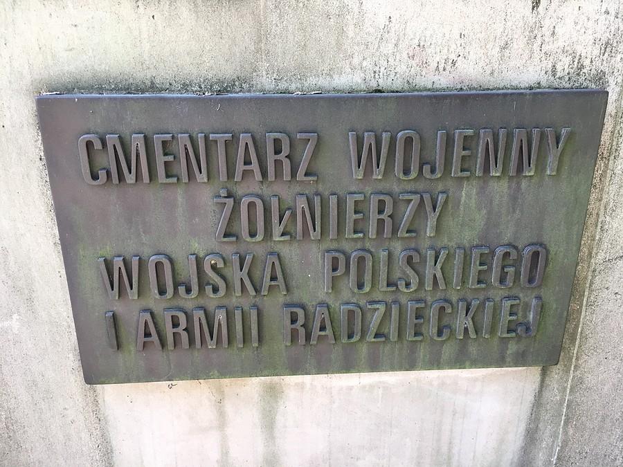 Tablica na pomniku