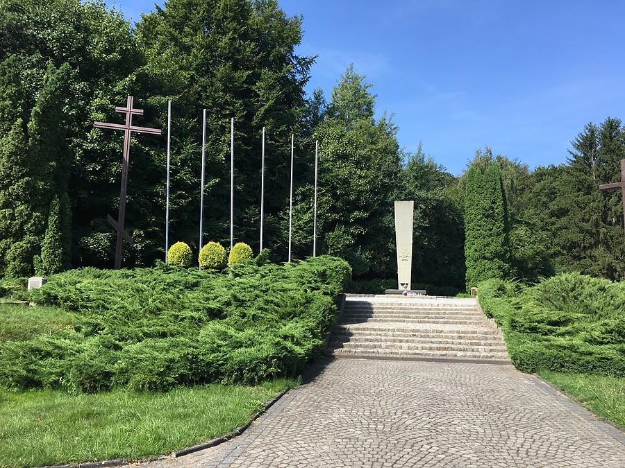 Na terenie cmentarza wojennego w Wałczu