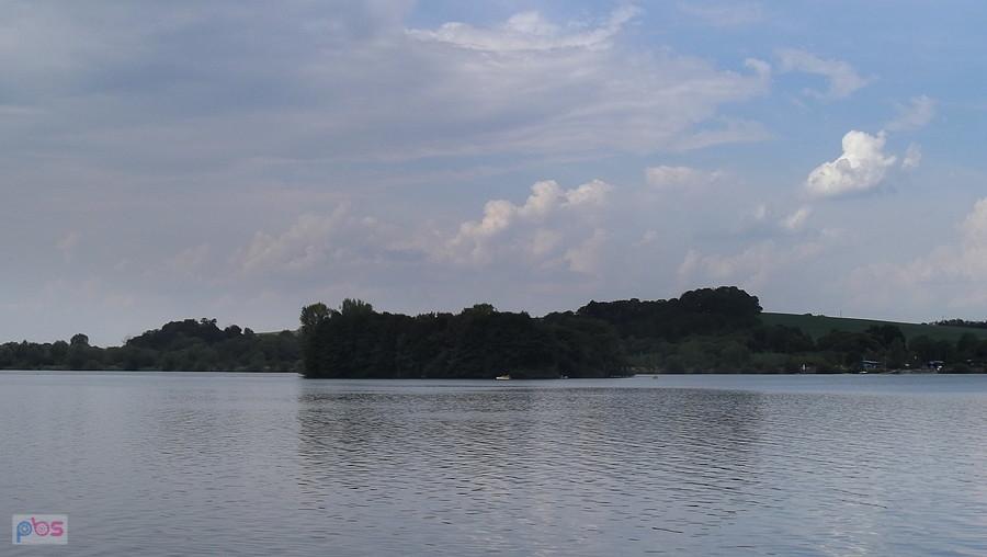 Hlučín. Nad jezioro z południowego zachodu ciągną ciemne chmury