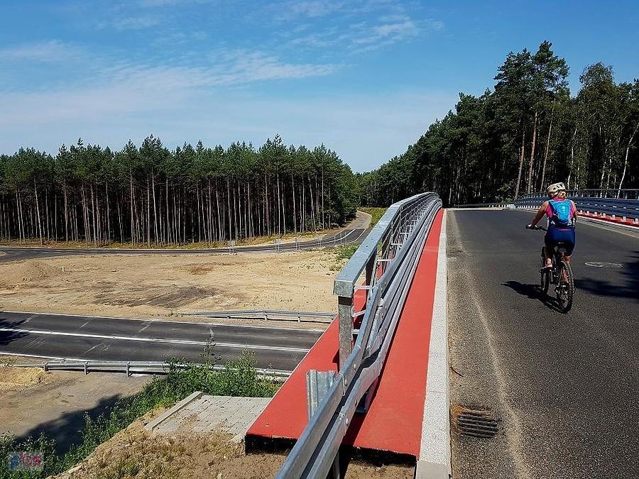 Nowy wiadukt nad DW 142 w okolicy Strumian