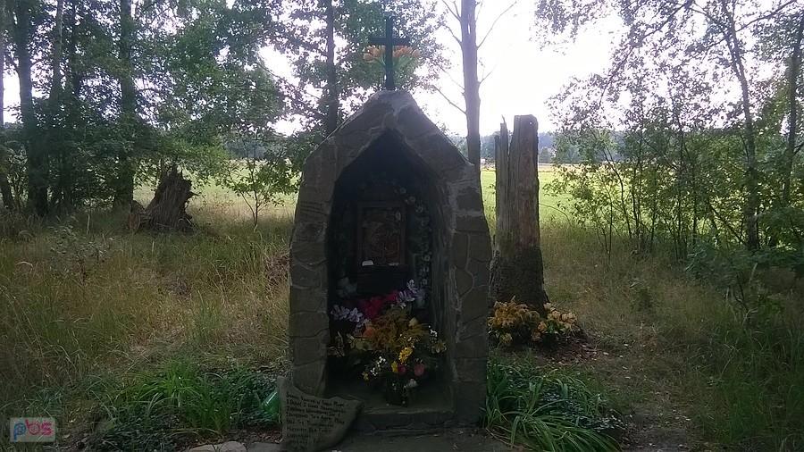 Kapliczka w Łebkach - tu pątnicy zostawiają swe zapisane życzenia
