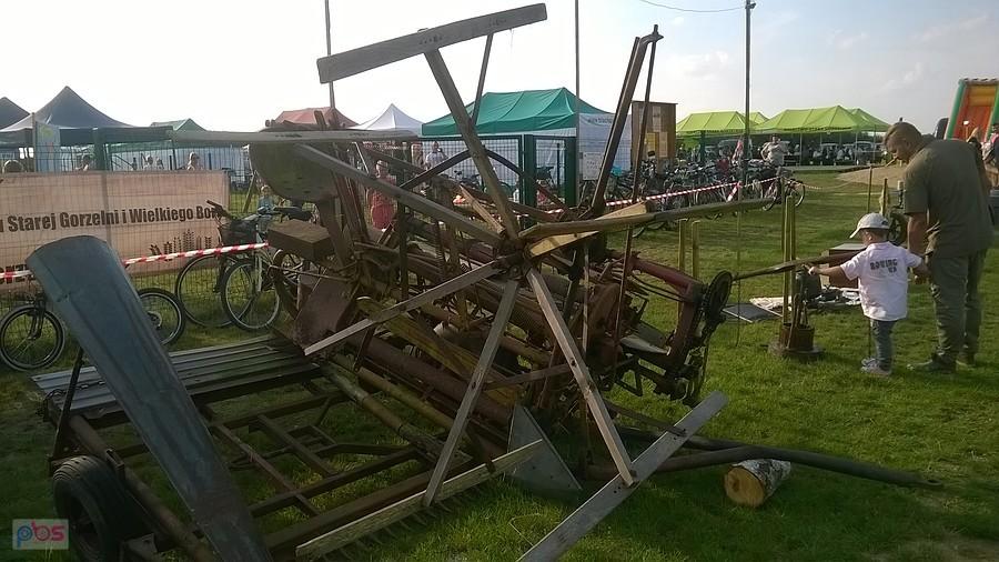 Dawna, konna snopowiązałka - jedna z maszyn rolniczych wystawionych na dożynkach w Gorzelni