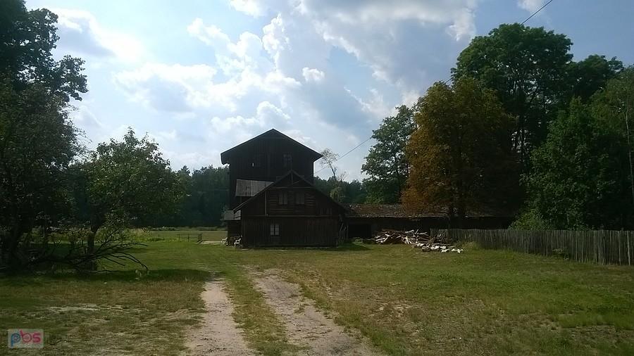Posesja, na której znajdują się młyn, tartak i dom mieszkalny z drugiej połowy XIX w. Budynki znajdują się w rejestrze zabytków techniki woj. śląskiego.