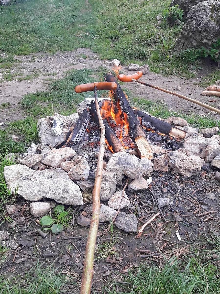 Ognisko przy jaskini w Górach Towarnych.