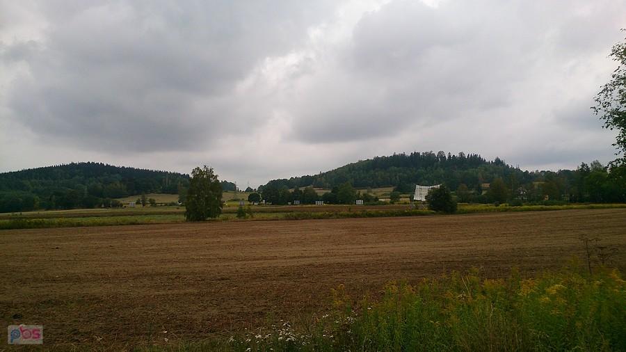 Pagórki i ciemne chmury