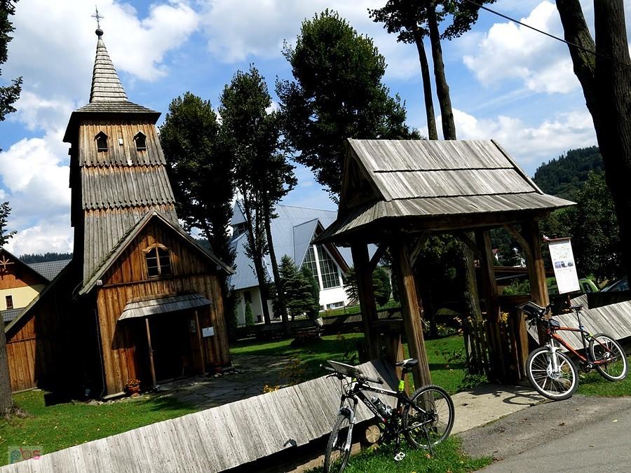 Sromowce i drewniany kościółek - dziś galeria