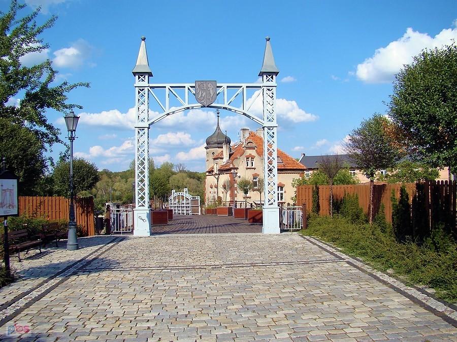 Wejście na promenadę spacerową utworzoną na ocalałym fragmencie zniszczonego mostu nad Odrą.