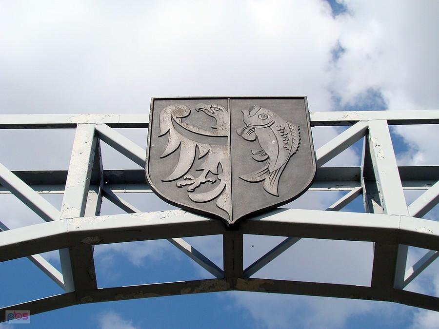 Herb Bytomia Odrzańskiego na przęśle mostu.