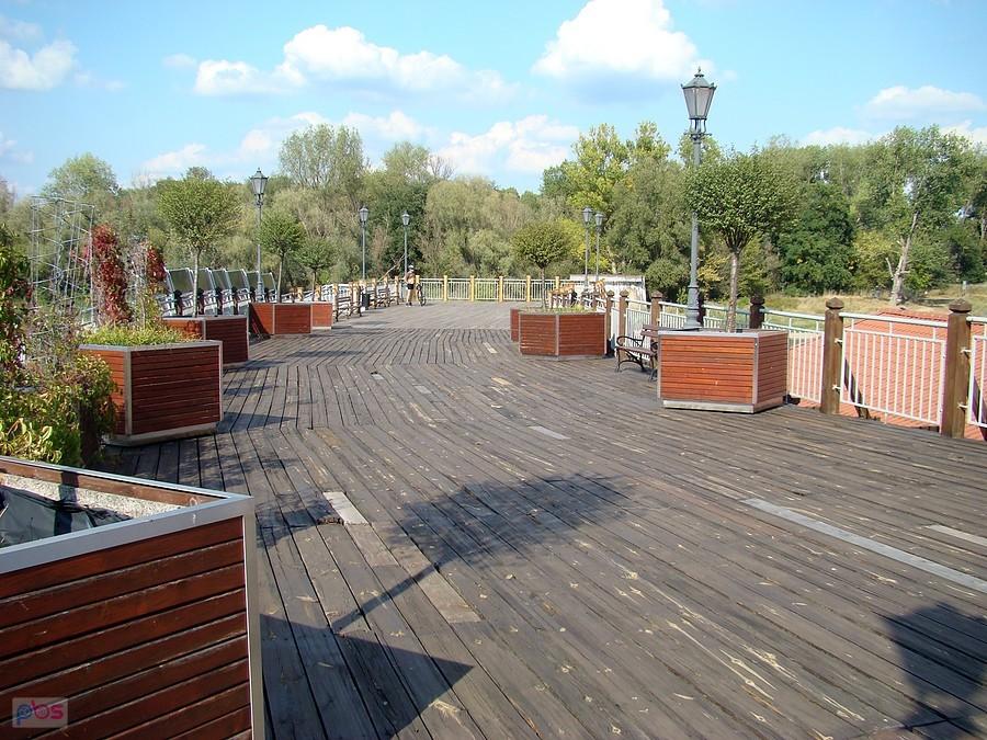 Promenada na zniszczonym w 1945 r, moście nad Odrą w Bytomiu Odrzańskim.