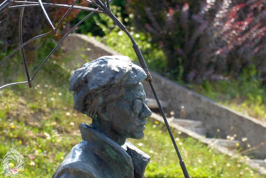 ten parasol jakoś kiepsko chroni głowę Andy'ego