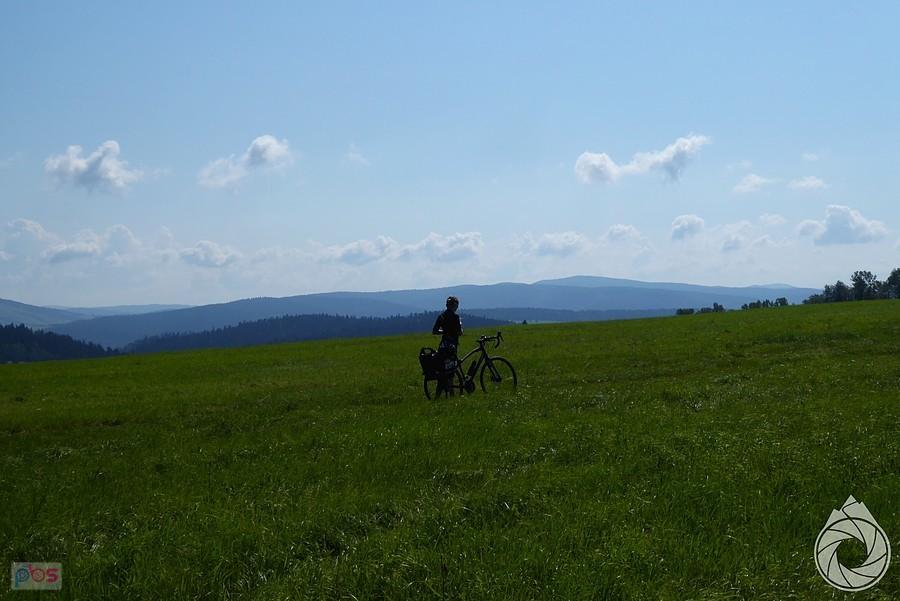 w oddali widać pierwsze grzbiety Bieszczadów