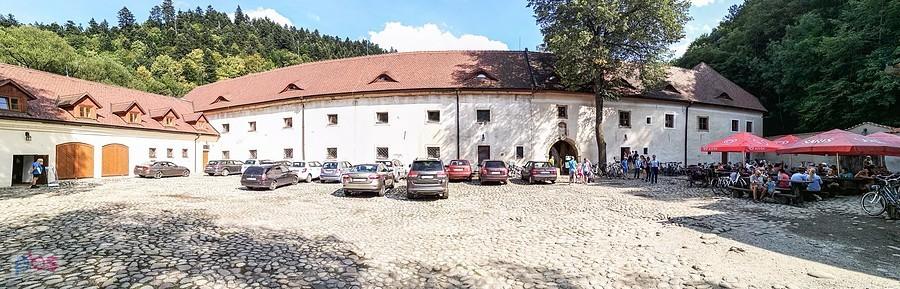Na dziedzińcu muzeum klasztornego