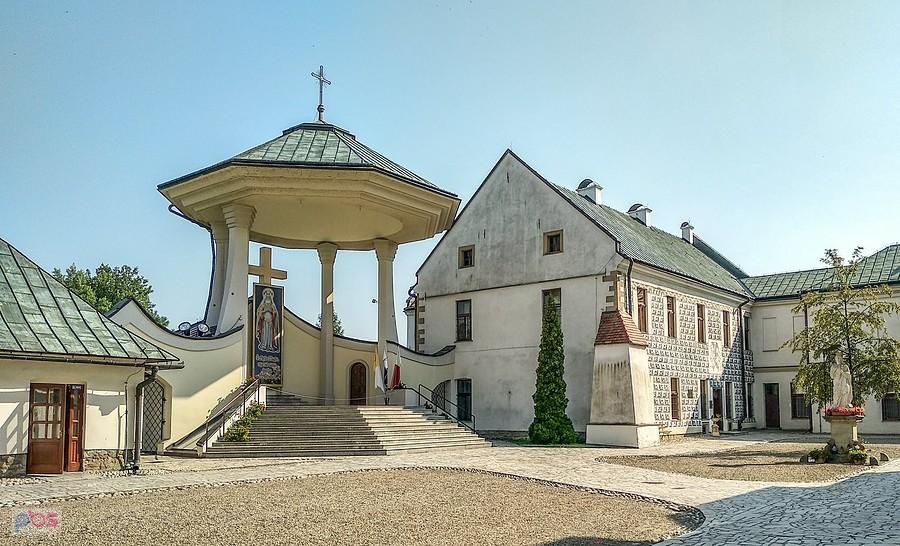 Na dziedzińcu