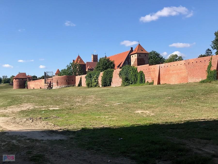zamek z innej niż zwykle strony