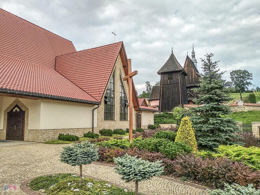 Z tyłu stary kościół w Rajbrocie
